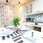 Krupnicza Modern Old Town - By Upstairs Apartamento Cracóvia